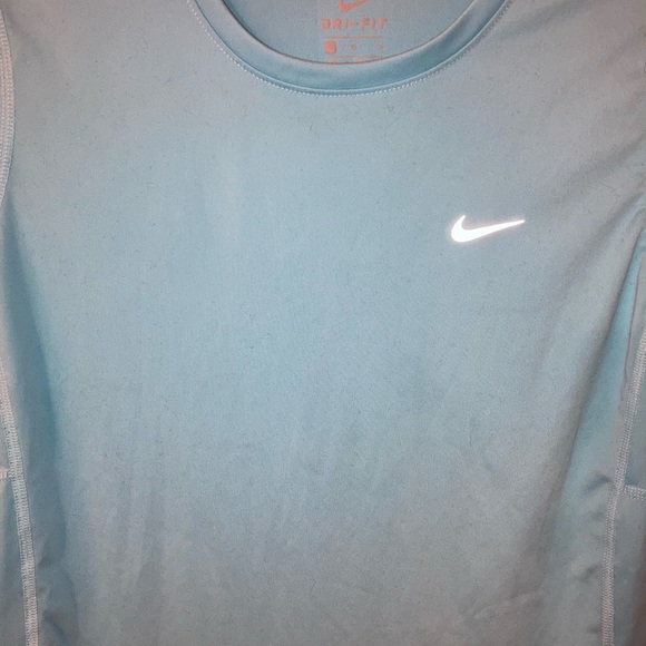 Cute and barely worn Nike running shirt! Baby blue size medium - Picture 3 of 5